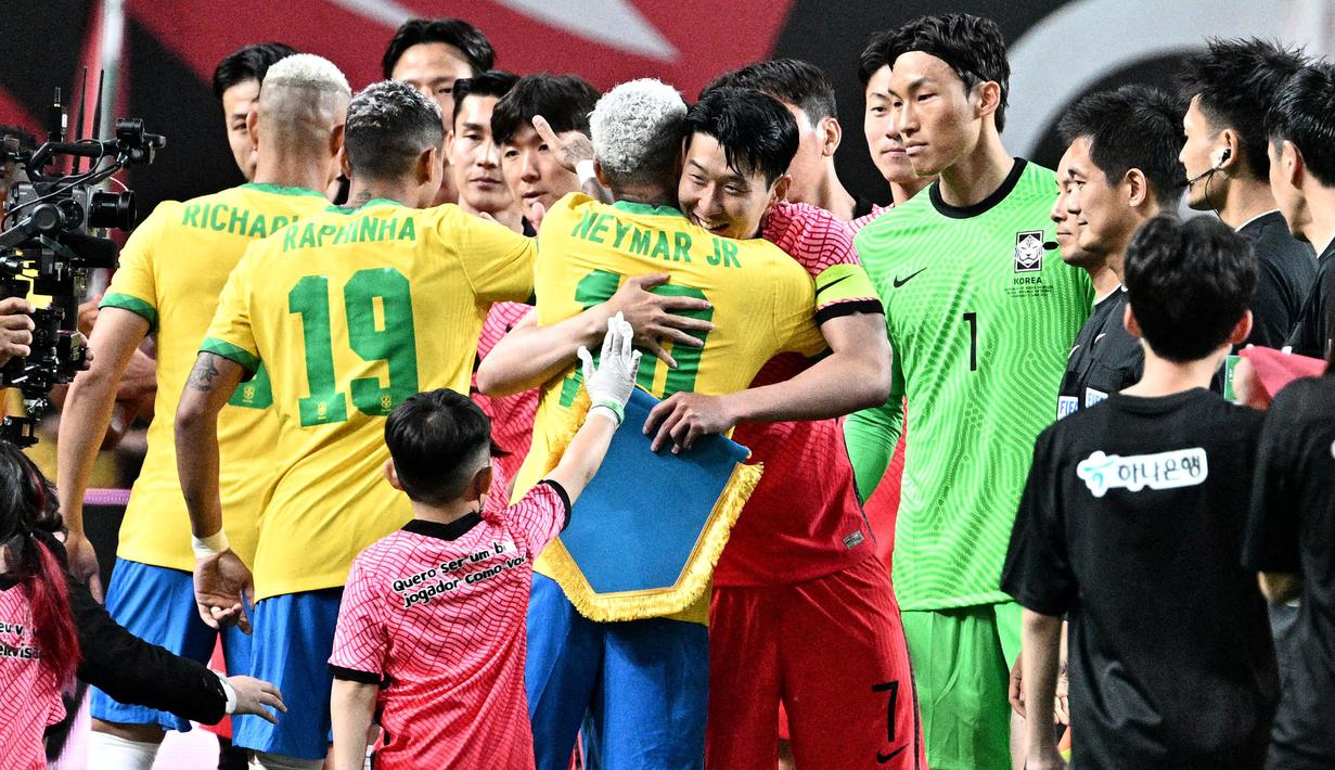 Momen unik terjadi saat laga persahabatan antara Korea Selatan melawan Brasil di Seoul's Sang-am Stadium, Seoul, Korea Selatan, Kamis (01/06/2022) malam WIB. Meski kalah dengan skor 1-5, pertandingan tersebut terasa istimewa bagi Son Heung-min karena mampu berjumpa dengan idolanya, Neymar. (AFP/Anthony Wallace)