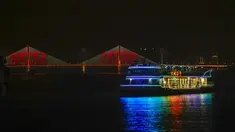 Sebuah kapal feri beroperasi di Wuhan, Provinsi Hubei, China, Rabu (22/4/2020). Mulai 22 April 2020, semua transportasi umum di Wuhan kembali beroperasi seperti sediakala. (Xinhua/Shen Bohan)