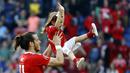 Gareth Bale merayakan kemenangan bersama putrinya usai laga melawan Irlandia Utara pada Piala Eropa 2016 di Parc des Princes, Paris, (25/6/2016). Wales Menang 1-0. (EPA/Georgi Licovski)