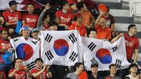 Sejumlah suporter Korea Selatan saat mendukung negaranya bertanding melawan Korea Selatan pada Kualifikasi Piala Dunia 2018 di stadion Jassim Bin Hamad, Doha, Qatar, (13/6). Qatar menang atas Korsel 3-2. (AFP Photo/Karim Jaafar)