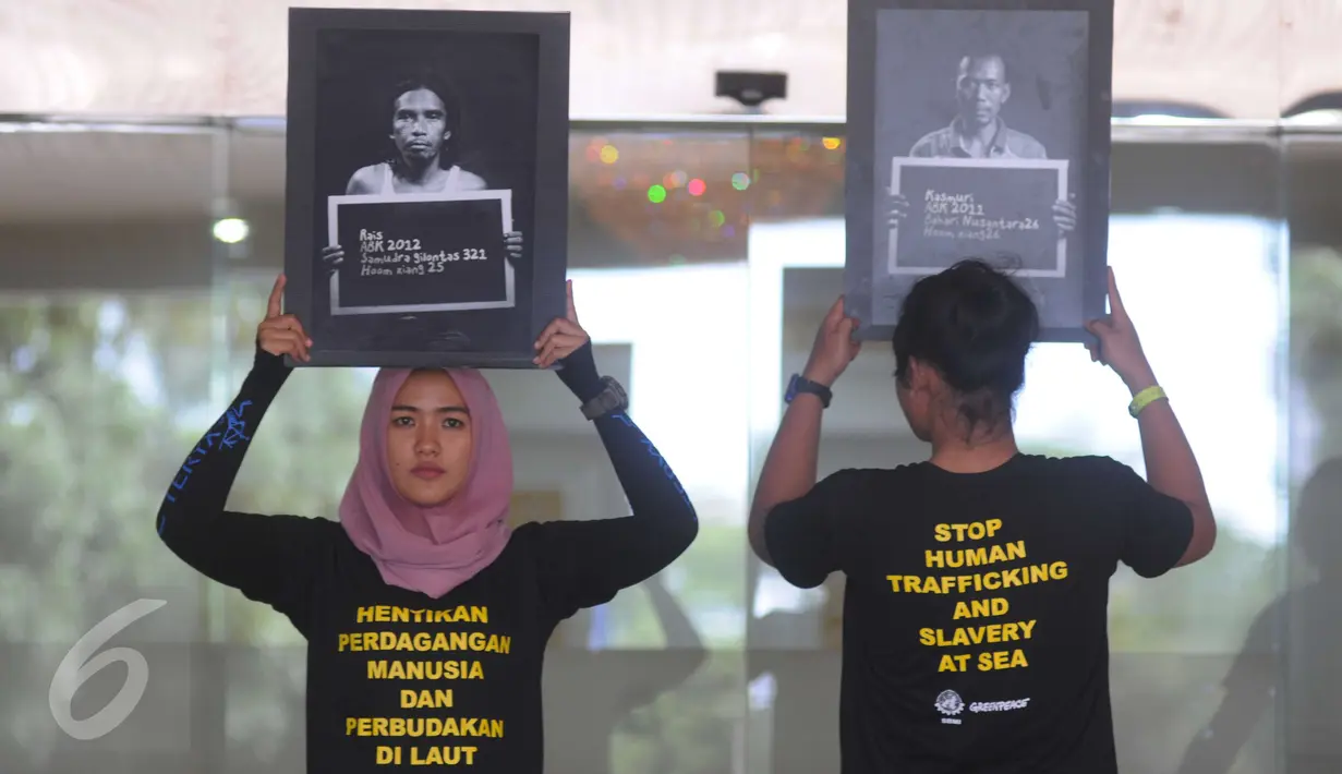 Sejumlah aktivis memegang poster saat menggelar aksi protes di depan Kemenaker, Jakarta, Jumat (9/12). Mereka mendesak Pemerintah untuk memperbaiki kebijakan penempatan buruh migran anak buah kapal asing di luar negeri. (Liputan6.com/Helmi Afandi)