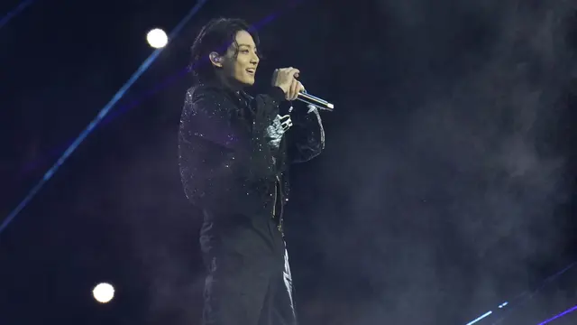 Foto: Aksi Memukau Jungkook BTS saat Nyanyikan Lagu Dreamers di Opening Ceremony Piala Dunia 2022
