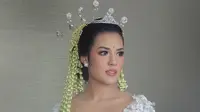 Penyanyi Raisa berpose sebelum melangsungkan akad nikah. Minggu 3 September 2017 menjadi hari terindah Raisa. Raisa tampil cantik mengenakan kebaya putih saat menikah dengan Hamish Daud. (Instagram/@marlenehariman)