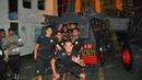Keceriaan pemain Arema Cronus saat berada di atas mobil rantis Polri di dalam kapal feri seusai bertanding melawan Madura United di Stadion Gelora Bangkalan, Jumat (6/5/2016). (Bola.com/Iwan Setiawan)
