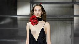 Seorang model mengenakan gaun rancangan Yves Saint Laurent ready-to-wear dalam peragaan busana di Paris, 28 Februari 2017. Gaun model tersebut melorot saat menampilkan koleksi Fall-Winter 2017-2018. (AP/Francois Mori)