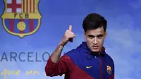 Gelandang baru Barcelona, Philippe Coutinho, diperkenalkan kepada publik di Barcelona, Minggu (7/1/2018). Pemain asal Brasil ini resmi didatangkan dari Liverpool dengan harga 160 juta euro. (AFP/Josep Lago)