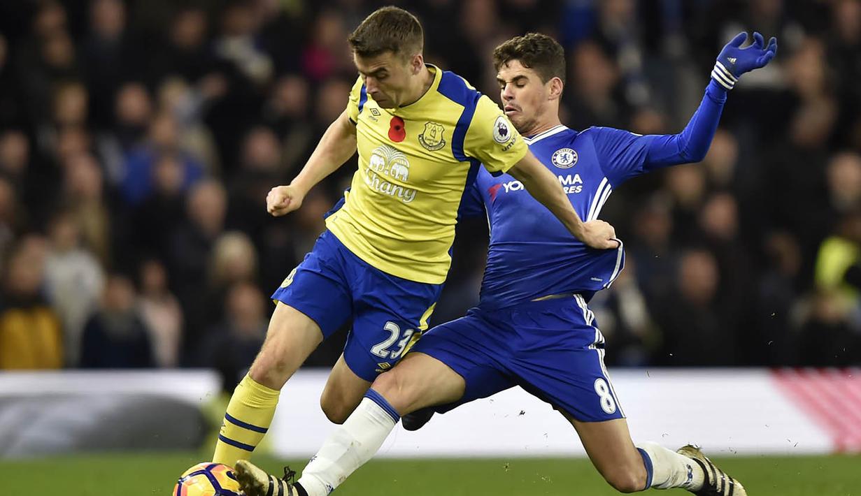 Gelandang Chelsea, Oscar, berebut bola dengan bek Everton, Seamus Coleman, pada laga Premier League di Stamford Bridge Stadium, Inggris, Sabtu (11/2016). Chelsea menang 5-0 atas Everton. (Reuters/Hannah McKay)
