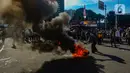 Massa membakar sejumlah ban, banner hingga sampah di sekitaran bundaran. (merdeka.com/Arie Basuki)