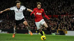 Gelandang Manchester United asal Belgia Adnan Januzaj (kiri) berebut bola dengan gelandang Fulham asal Denmark William Kvist saat laga pertandingan sepak bola Liga Premier Inggris antara Manchester United melawan Fulham di Old Trafford, Manchester, Minggu
