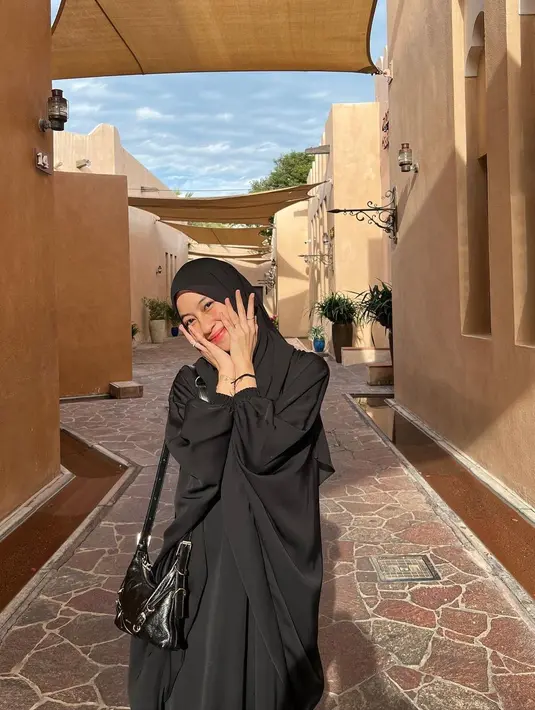 <p>Istri Egy Maulana Vikri, Adiba Khanza bergaya ala wanita Timur Tengah mengenakan abaya hitam. Abaya tersebut dipadukannya dengan pashmina warna senada. [@adiba.knza]</p>