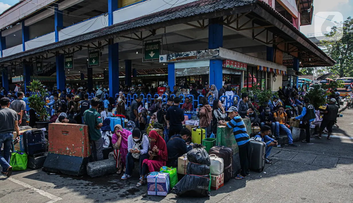 Jumlah penumpang pada 14 April terhitung mencapai 686 orang dan terus meningkat pada 15 April menjadi 1.321 orang. (Liputan6.com/Faizal Fanani)