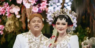 Denny Caknan dan Bella Bonita sendiri sama-sama berasal dari Jawa Timur. Denny dari Ngawi, sementara Bella dari Magetan. [Foto: iG/faralljibrill_official].
