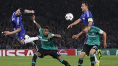 Sepakan Klaas Jan Huntelaar berhasil memaksa Chelsea bermain imbang 1-1 dengan Schalke 04 pada laga perdana Grup G Liga Champions di Stamford Bridge