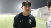 Pemain Timnas Korea Selatan U-17 Yang Min-hyuk berjanji tampil lebih baik di laga kedua kontra Prancis asalkan tetap mendapat dukungan dari suporter Jakarta International Stadium (JIS). (Liputan6.com/Melinda Indrasari)