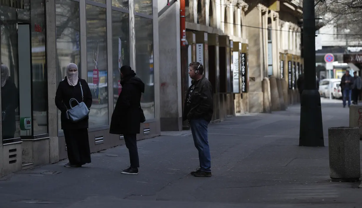 Sejumah orang menjaga jarak saat mengantre di depan toko di pusat Kota Praha, Republik Ceko, Senin (16/3/2020). Pemerintah Ceko membatasi aktivitas warganya untuk memperlambat penyebaran virus corona COVID-19 sekaligus menghindari lonjakan infeksi yang tidak terkendali. (AP Photo/Petr David Josek)