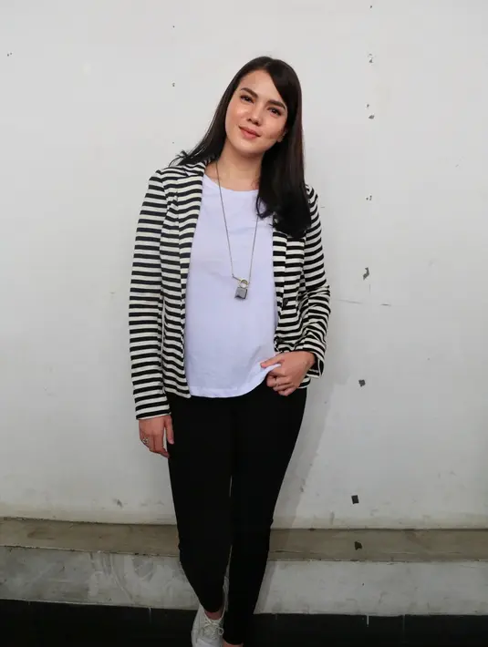 Sebagai perempuan, ia juga mengaku khawatir dengan penyakit mematikan tersebut. Dengan demikian, ia juga banyak mencari tahu terkait bahayanya dan melakukan untuk mengantisipasi sesegera mungkin. (Adrian Putra/Bintang.com)