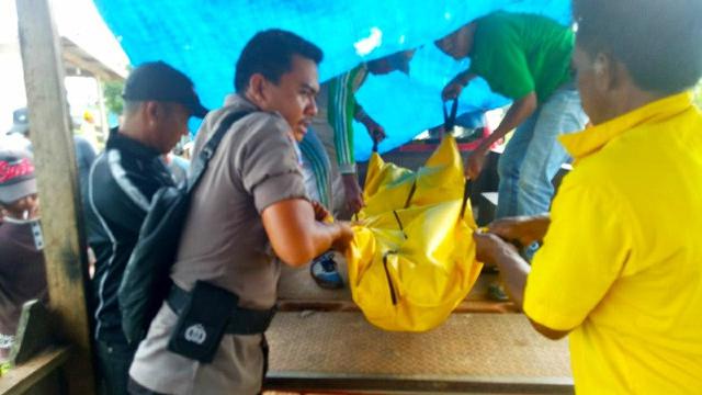 Evakuasi korban diterkam harimau oleh polisi untuk dipulangkan ke keluarganya.