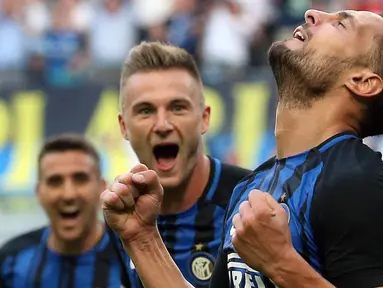 Bek Inter Milan, Danilo D'Ambrosio, melakukan selebrasi usai mencetak gol ke gawang Genoa pada laga Serie A di Stadion Giuseppe Meazza, Minggu (24/9/2017). Inter Milan menang 1-0 atas Genoa. (AP/Matteo Bazzi)