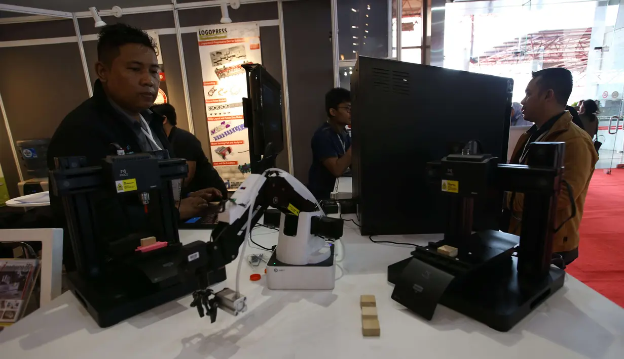 Pengunjung melihat peralatan industri yang dipamerkan  dalam Manufacturing Indonesia 2019 di JIExpo, Kemayoran, Jakarta, Rabu (4/12/2019). Pameran menampilkan beragam teknologi, layanan manufaktur terbaru dan terbaik dari para pemain kunci dibidangnya. (Liputan6.com/Angga Yuniar)