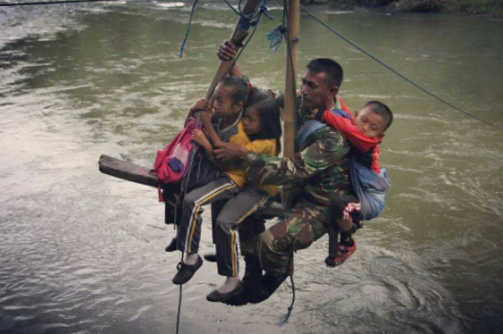 Lagi-lagi tampak perjuangan sekelompok anak negeri yang mempertaruhkan nyawa demi mengenyam pendidikan. (Foto: instagram.com/puspentni)