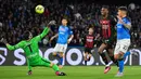 Pemain AC Milan, Rafael Leao mencetak gol pertama timnya ke gawang Napoli pada laga pekan ke-28 Liga Italia 2022/2023 yang berlangsung di Stadio Diego Armando Maradona, Senin (03/04/2023) dini hari WIB. AC Milan menang dengan skor 4-0. (AFP/Tiziana Fabi)
