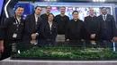 Menpora Erick Thohir (ketiga dari kanan) berfoto bersama para legenda Liga Italia, Esteban Cambiasso, Christian Panucci dan Alessandro Nesta di booth FIFA yang berada pada acara Indonesia Sports Summit 2025 (ISS 2025) resmi digelar di Indonesia Arena, Senayan, Jakarta pada Sabtu (6/12/2025).