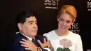 Legenda sepak bola Argentina Diego Armando dan pasangannya, Rocio Olivia saat menghadiri The Best FIFA Football Awards, London, Senin (23/10). Sejumlah penghargaan diberikan FIFA kepada pelaku penting di dalam dan luar lapangan hijau. (AP/Alastair Grant)