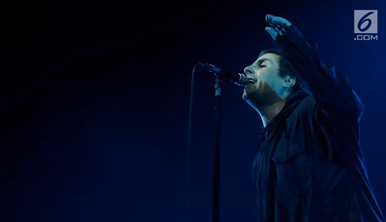 Mantan vokalis Oasis Liam Gallagher saat membawakan lagu dalam konser musik Liam Gallagher of OASIS - World Tour 2018 di Ecovention Hall Ancol, Jakarta, Minggu (14/1). (Liputan6.com/Johan Tallo)