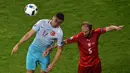 Striker Turki, Burak Yilmaz (kiri), menjadi pembeda saat Turki mengalahkan Republik Ceska 2-0. Yilmaz mencetak gol pertama dan menjadi inspirator setiap serangan Turki. (AFP/Philippe Huguen)