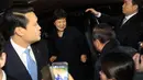 Park Geun-hye turun dari mobil setibanya di rumah pribadinya setelah meninggalkan Blue House di Seoul, Minggu (12/3). Park Geun-Hye telah resmi dimakzulkan dari posisi Presiden Korea Selatan terkait skandal korupsi. (str/YONHAP/AFP)