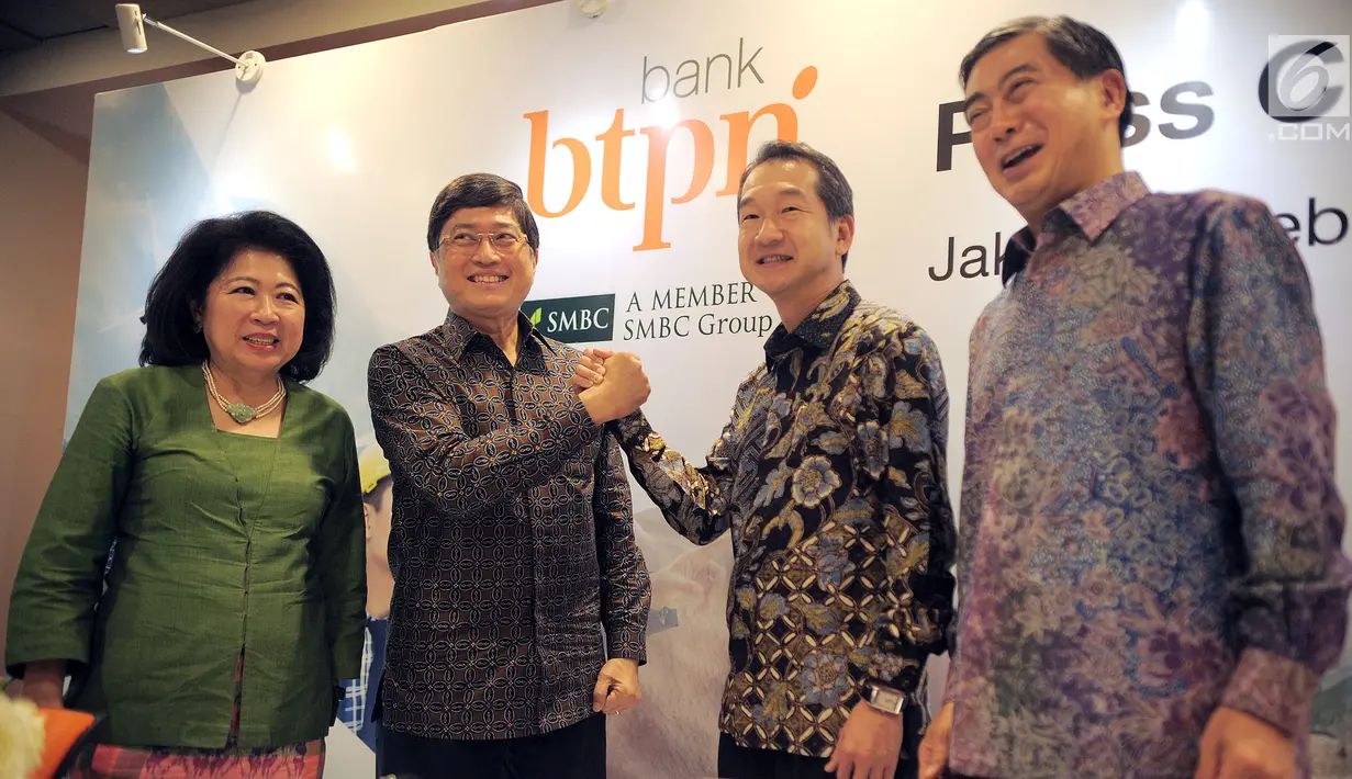 Dirut PT Bank BTPN Tbk, Ongky Wanadjati Dana dan Wakil Dirut SMBC Group, Kazuhisa Miyagawa berjabat tangan pada acara penggabungan (merger) antara PT Bank BTPN dengan PT Bank Sumitomo Mitsui Indonesia di Jakarta, Jumat, (01/2). (Liputan6.com/HO/Ading)