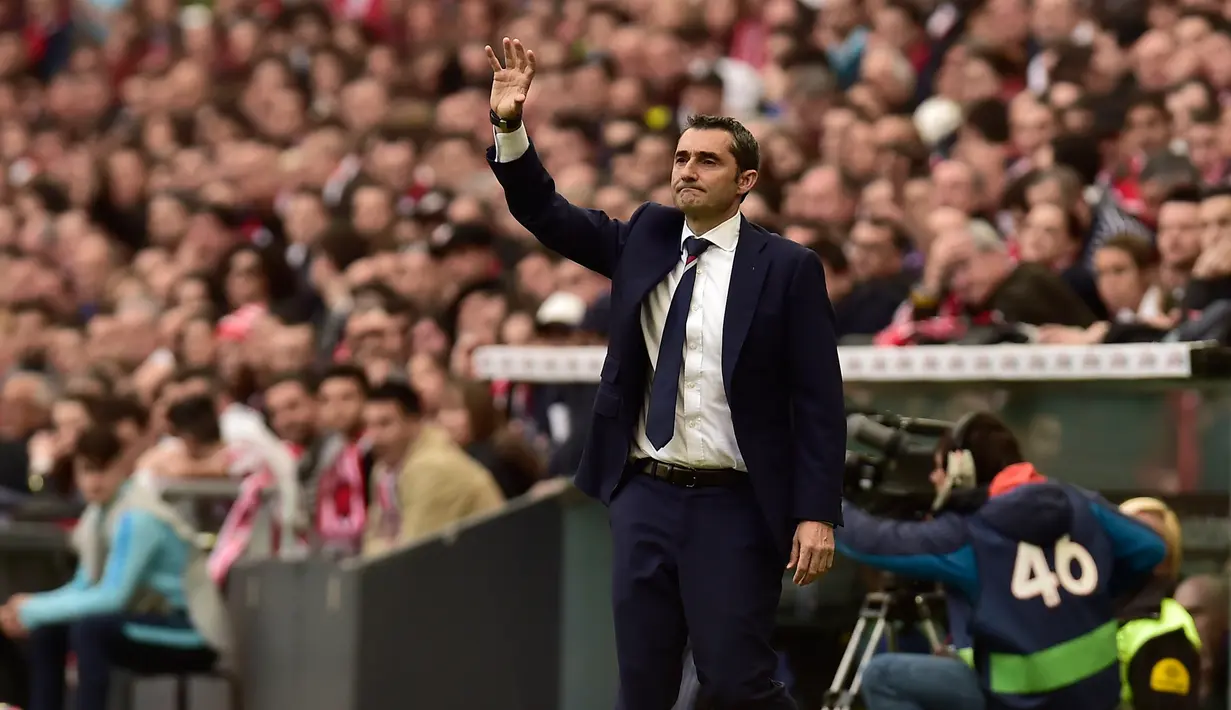 Ernesto Valverde saat menjadi pelatih Athletic Bilbao, memberi arahan kepada pemainnya saat melawan Real Madrid pada tanggal 18 Maret 2017. Valverde bergabung Barcelona setelah meninggalkan Athletic Bilbao. (AP Photo/Alvaro Barrientos, File)