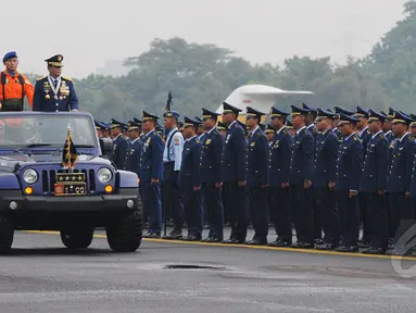 Kepala Staf Angkatan Udara (Kasau) Marsekal TNI Agus Supriatna melakukan inspeksi pasukan saat bertindak sebagai inspektur upacara HUT ke-69 TNI AU di Pangkalan Udara Halim Perdanakusuma, Jakarta, Kamis (9/4/2015). (Liputan6.com/Herman Zakharia)