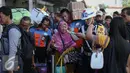 Petugas PKD memeriksa tiket calon penumpang kereta api yang antre memasuki peron di Stasiun Pasar Senen, Jakarta, Minggu (3/7). H-3 Lebaran, Stasiun Pasar Senen sudah memberangkatkan 11.905 pemudik dengan dengan 16 kereta api. (Liputan6.com/Faizal Fanani)