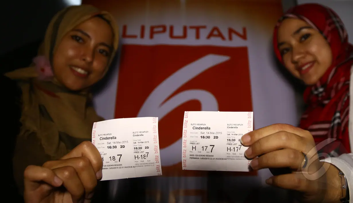 Para Cinemaholic menunjukkan tiket nonton bareng film Cinderella di Blitzmegaplex Central Park, Jakarta, Sabtu (14/3/2015). (Liputan6.com/Herman Zakharia)