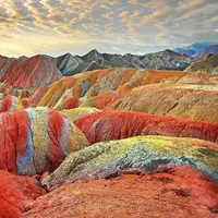 Gunung Pelangi, Zhangy Edanxia, Tiongkok. (truewondersofnature/Instagram)