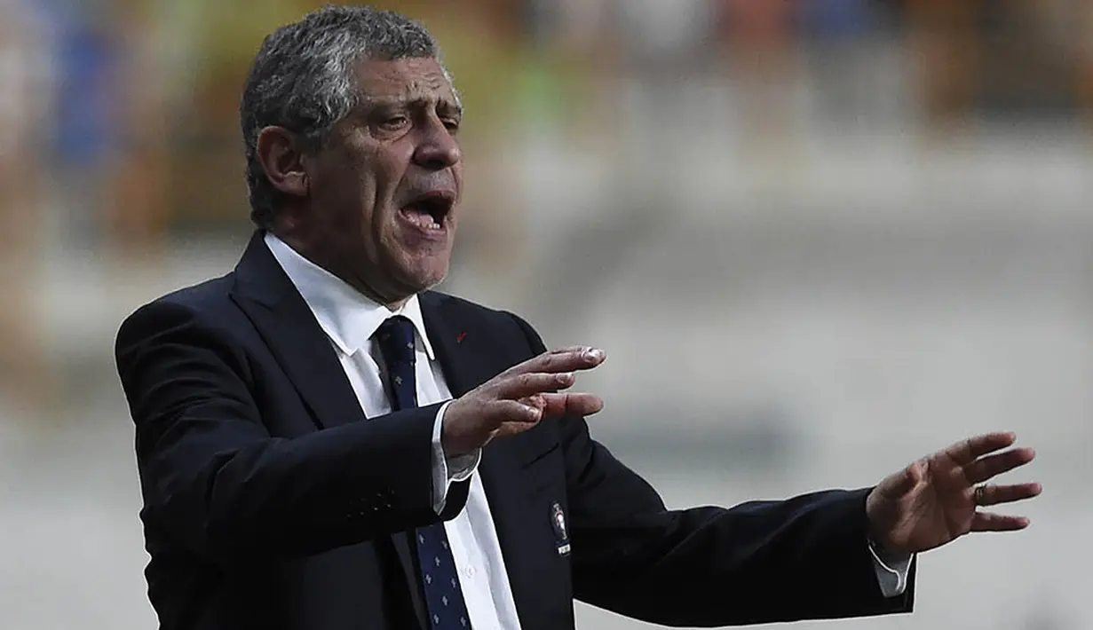 8. Fernando Santos (Portugal), sudah membesut Cristiano Ronaldo dkk sejak 2014 namun belum pernah meraih prestasi yang mentereng. Sebulan dirinya mendapat penghasilan sebesar 100.000 euro atau sekitar 1,48 miliar rupiah. (AFP/Francisco Leong)