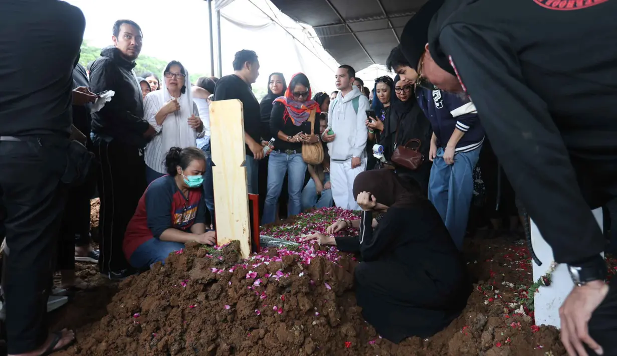 Suasana pemakaman diliputi rasa haru dan tangis dari pihak keluarga dan pelayat yang mengantarkan kepergian almarhum untuk terakhir kalinya. Tampak dalam foto, istri Gary Iskak, Richa Novisha (kanan) saat berada di dekat pusara sang suami di Taman Pemakaman Umum (TPU) Tanah Kusir, Jakarta Selatan, Sabtu (29/11/2025). (Kapanlagi.com/Budy Santoso)