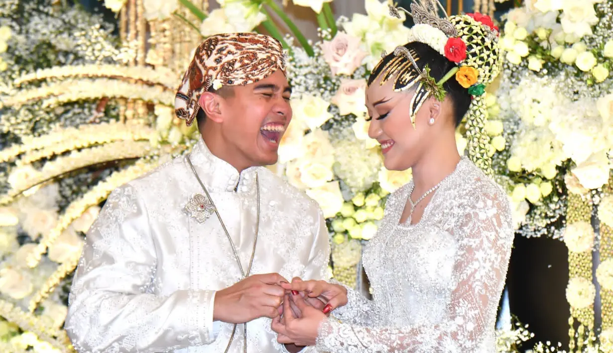 <p>Putra bungsu Presiden Joko Widodo, Kaesang Pangarep, memasangkan cincin nikah di jari sang istri, Erina Gudono seusai akad nikah di Pendopo Agung Kedaton Ambarrukmo, Royal Ambarrukmo, Sleman, DI Yogyakarta, Sabtu (10/12/2022). Sejumlah pejabat dan tokoh hadir ikut menyaksikan momen sakral tersebut. (FOTO: Agus Suparto/Biro Pers Istana Kepresidenan)</p>