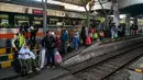 Jumlah penumpang yang turun diperkirakan akan lebih banyak pada Minggu (6/4/2025) yang diprediksi menjadi puncak arus balik Lebaran 2025. (JUNI KRISWANTO/AFP)