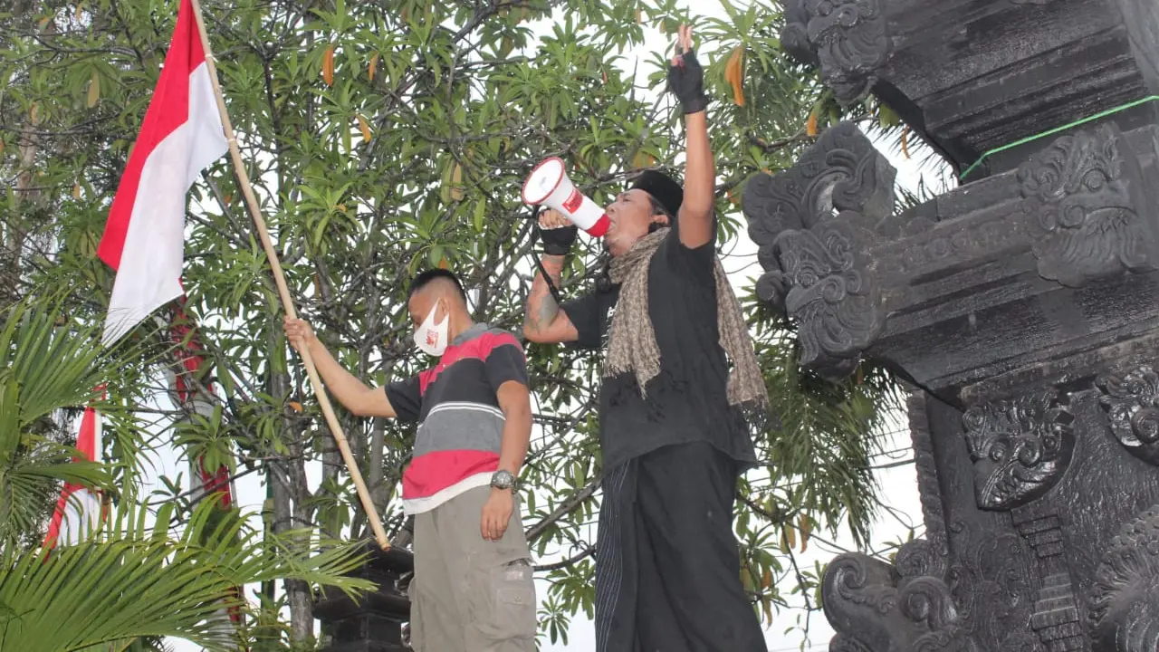 Demonstran menolak politisasi APBD Perubahan. (Foto: Liputan6.com/Ahmad Adirin)