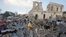 Warga berkumpul di bangunan yang hancur menyusul serangan bom mobil kembar di Ibu Kota Mogadishu, Somalia, Sabtu (24/2). Dua ledakan bom mobil mengguncang Mogadishu pada Jumat, 23 Februari 2018 malam. (AP Photo/Farah Abdi Warsameh)