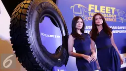 Model berpose dekat ban Michelin XDY 3HD saat peluncurannya di Jakarta, Senin (16/5). Produk ini hadir untuk memenuhi kebutuhan para pemilik armada truk terhadap ban yang memiliki daya tahan lebih lama (Liputan6.com/Angga Yuniar)