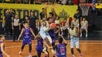 Pemain sekaligus kapten Kesatria Bengawan Solo, Kentrell Barkley, berusaha melepaskan kawalan dari adangan pemain RANS Simba Bogor saat timnya menang 78-72 di Sritex Arena, Solo, Minggu (4/2/2024). (Bola.com/Radifa Arsa)