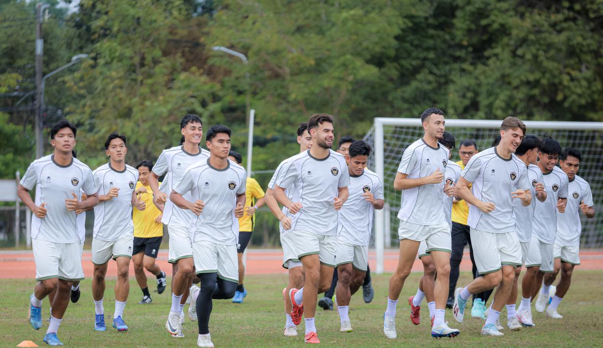 Sebagai informasi, posisi Timnas Indonesia U-22 berada di ujung tanduk untuk bisa lolos ke semifinal SEA Games 2025. Tampak dalam foto, pemain Timnas Indonesia U-22 melakukan sesi latihan resmi jelang melawan Myamar pada matchday kedua Grup C SEA Games 2025. (Bola.com/ Bagaskara Lazuardi)