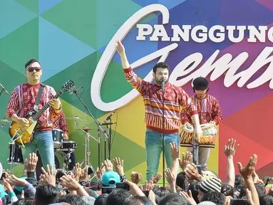 Penyanyi dangdut Ridho Rhoma (dua kiri) saat tampil dalam Panggung Gembira di Semarang, Jawa Tengah, Sabtu (15/12). Sejumlah artis dangdut ternama menghibur masyarakat Semarang. (Liputan6.com/Gholib)