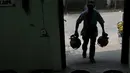 Pedagang eceran gas elpiji tiga kg berada di agen elpiji di Karet Kuningan, Jakarta, Selasa (26/5/2015). Untuk menghindari subsidi yang tidak tepat sasaran, Pertamina melabeli gas tiga Kg dengan "Hanya untuk Masyarakat Miskin". (Liputan6.com/Johan Tallo)