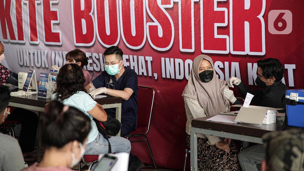 FOTO: Pedagang Pasar Tanah Abang Jalani Vaksinasi Booster COVID-19