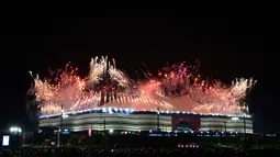 Kembang api terlihat saat upacara pembukaan menjelang pertandingan sepak bola Grup A Piala Dunia Qatar 2022 antara Qatar dan Ekuador di Stadion Al-Bayt di Al Khor, utara Doha (20/11/2022). Piala Dunia 2022 akan berlangsung di Qatar sepanjang 20 November hingga 18 Desember. 
(AFP/Miguel Medina)