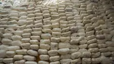 Sebagian dari tangkapan 1,8 ton sabu dipajang di Madrid, Spanyol, Kamis (16/5/2024). Polisi Spanyol membongkar jaringan distribusi sabu-sabu utama dari kartel Sinaloa Meksiko setelah menyita 1,8 ton obat terlarang tersebut, kata polisi pada hari Kamis. (AP Photo/Manu Fernandez)